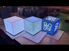 Επίδειξη 5sides κύβων που παρουσιάζει πίνακα Advertsing των οδηγήσεων