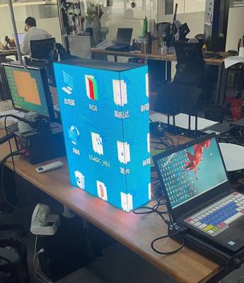 Προθήκη που διαφημίζει Coner P2RGB τον τηλεοπτικό τοίχο των εσωτερικών οδηγήσεων επίδειξης με τον τηλεοπτικό επεξεργαστή