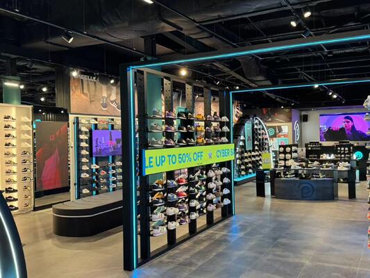 Προσαρμοσμένες πινακίδες οθόνης LED παραθύρων με βήμα εικονοστοιχείων, σχεδιασμός χωρίς ραφές με πλαίσιο αλουμινίου, ψηφιακή σήμανση υψηλής φωτεινότητας