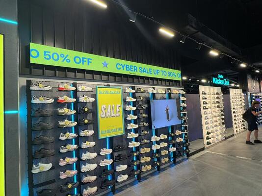 Προσαρμοσμένες πινακίδες οθόνης LED παραθύρων με βήμα εικονοστοιχείων, σχεδιασμός χωρίς ραφές με πλαίσιο αλουμινίου, ψηφιακή σήμανση υψηλής φωτεινότητας