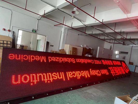 Μπροστινή επίδειξη διαφήμισης των κόκκινων υπαίθριων οδηγήσεων υπηρεσιών P10 PSE με το γραφείο αργιλίου