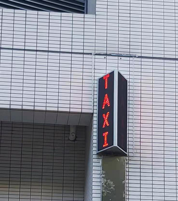 Μπροστινή επίδειξη πλαισιωμένων των διπλάσιο P10 RGB οδηγήσεων τριγώνων συντήρησης