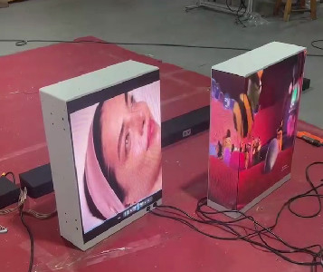 Προθήκη που διαφημίζει Coner P2RGB τον τηλεοπτικό τοίχο των εσωτερικών οδηγήσεων επίδειξης με τον τηλεοπτικό επεξεργαστή